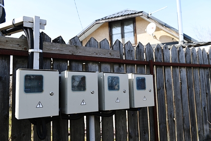 Россиянам назвали признаки воровства электричества соседями по даче